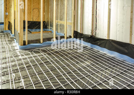 Maison en construction avec le chauffage de l'installation des conduites d'eau pour le sous-plancher Banque D'Images