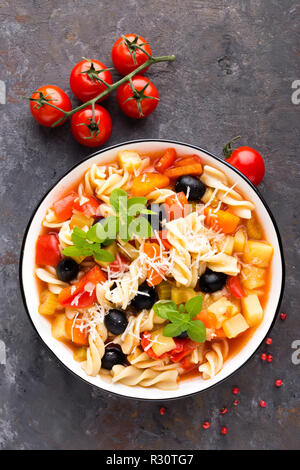 Minestrone, soupe végétarienne italienne avec pâtes et légumes Banque D'Images