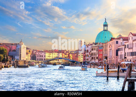 Pont Scalzi sur le Grand Canal et le dôme de la basilique en t Banque D'Images