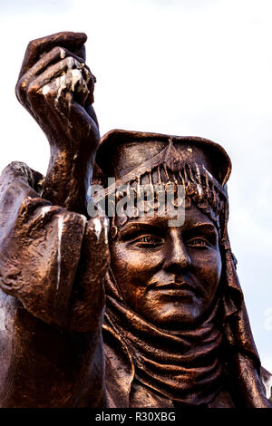 Gros plan sur une statue en bronze d'une femme à Izmir (Turquie) - photographie Banque D'Images