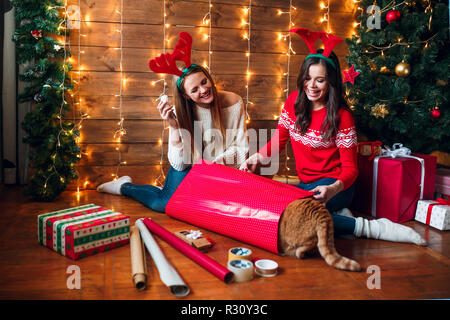 Amis, pour avoir plaisir à préparer les décorations de Noël Banque D'Images