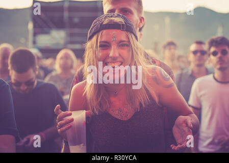 BENICASSIM, ESPAGNE - JUL 22 : La foule lors d'un concert au Festival de Musique le 22 juillet 2018 à Benicassim, Espagne. Banque D'Images