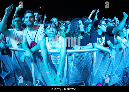 BENICASSIM, ESPAGNE - JUL 22 : La foule lors d'un concert au Festival de Musique le 22 juillet 2018 à Benicassim, Espagne. Banque D'Images