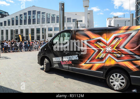 De file d'espoirs X Factor en dehors de Wembley Arena, Londres, de file d'attente pour les auditions avec un van à l'extérieur avec de grandes auditions mobile et graphique X Banque D'Images