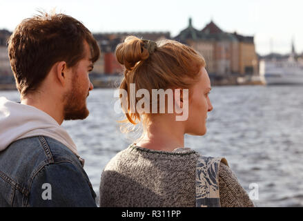 Stockholm, Suède - 24 juin 2014 : un jeune couple à bord du traversier de Djurgarden affichage de la la vieille ville. Banque D'Images