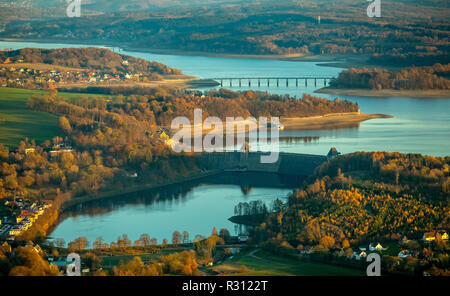Vue aérienne, de l'eau faible barrage, Möhnesee Möhnesee, vaste zone côtière, Sauerland, Soest, parc naturel Arnsberger forêt, Rhine-Westphali Haarstrang, Nord Banque D'Images
