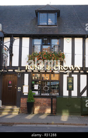 Extérieur de Rose and Crown à Stratford upon Avon, Royaume-Uni. Banque D'Images