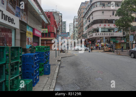 KOWLOON, HONG KONG - 21 avril 2017 : caisses de bouteilles d'eau livraison à Mong Kok à Kowloon, Hong Kong. Banque D'Images