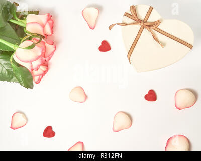 Composition de roses et cadeaux sur le fond blanc. Haut de la vue, télévision lay. Anniversaire, fête des mères, Saint Valentin, journée de la femme, mariage concept. Banque D'Images