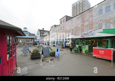 Londres, Royaume-Uni - 20 NOVEMBRE 2013 : Gabriel Wharf réaménagé de commerces de Southwark à Londres, Royaume-Uni. Banque D'Images