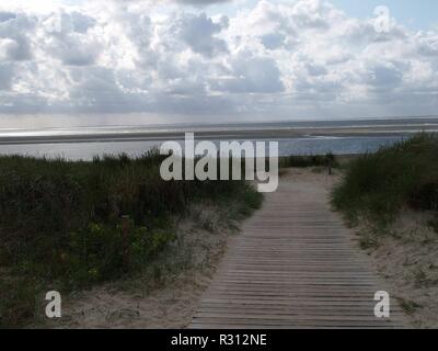 Par des dunes Banque D'Images