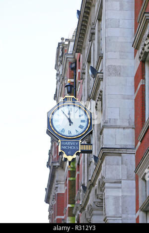 Londres, Royaume-Uni - 19 NOVEMBRE 2013 : Harvey Nichols Réveil au magasin de luxe sur Knightsbridge à Londres, Royaume-Uni. Banque D'Images