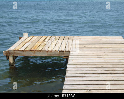 Dock en bois en ville Pandy, Roatan Banque D'Images