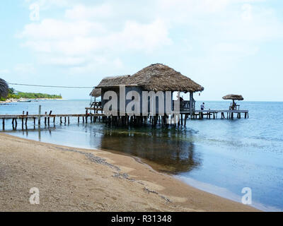 Bungalow sur pilotis à Roatan Banque D'Images