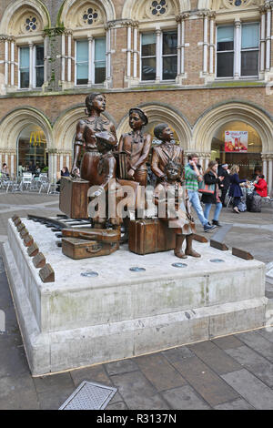 Londres, Royaume-Uni - 24 NOVEMBRE 2013 : le transport des enfants Statue Kindertransport en face de la gare de Liverpool Street à Londres, United Kingd Banque D'Images