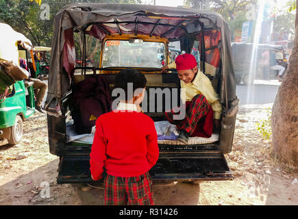 Chandigarh, Punjab, en Inde. 20 Nov, 2018. L'école indienne les enfants sont vus jouant dans un auto-rickshaw à Chandigarh.Chandigarh est une ville et un territoire de l'union de l'Inde qui est la capitale des deux États voisins de l'Haryana et du Pendjab. Chandigarh est bordé par l'État du Pendjab au nord, à l'ouest et le sud, et à l'État de Haryana à l'Est. La population de Chandigarh en l'année 2018 selon les données estimées est 1 230 763. Credit : Saqib Majeed/SOPA Images/ZUMA/Alamy Fil Live News Banque D'Images