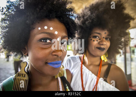 Sao Paulo, Brésil. 20 Nov, 2018. Deux femmes avec la peinture pour le visage en mars de la conscience noire, de protestation contre le racisme, les gens prennent part à la 15e Mars de Consciencia Negra, sur l'Avenida Paulista, à Sao Paulo. Le but de la démonstration est de réveiller la nécessité d'une réflexion sur la question raciale au Brésil. Credit : Cris Faga/ZUMA/Alamy Fil Live News Banque D'Images