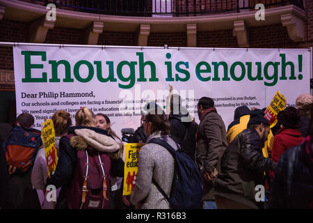 Londres, Royaume-Uni. 20 novembre, 2018. Le personnel de l'éducation, les parents, les gouverneurs, les conseillers, députés et aux élèves d'écrire des messages pour Chancelier de l'Échiquier Philip Hammond au cours de la Marche pour l'Éducation pour protester contre les crises impliquant des financement de l'éducation, le recrutement, la rétention du personnel et de rémunération. Credit : Mark Kerrison/Alamy Live News Banque D'Images