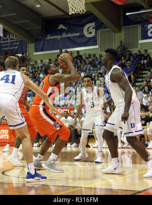 17 novembre 2018 - Auburn Tigers center Austin Wiley # 50 va jusqu'à un slam dunk lors d'un match entre le Maui Invitational Duke Blue Devils et l'Auburn Tigers au Lahaina Civic Center de Lahaina, Maui, HI - Michael Sullivan/CSM Banque D'Images