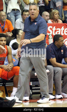 17 novembre 2018 - L'entraîneur-chef des Tigres Auburn Bruce Pearl lors d'un match entre le Maui Invitational Duke Blue Devils et l'Auburn Tigers au Lahaina Civic Center de Lahaina, Maui, HI - Michael Sullivan/CSM Banque D'Images