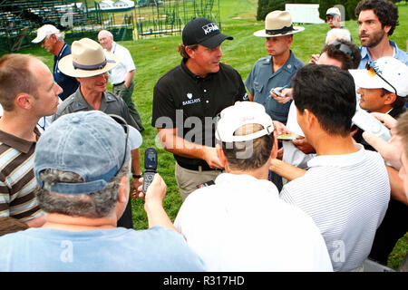 NY9  SMG Phil Mickelson   06 Bethpage 060809.JPG BETHPAGE, NEW YORK - 8 juin 2009 : Phil Mickelson jouant une pratique ronde de golf au Golf de Bethphagé avant l'US Open. sur 08 juin 2009 à Bethpage, New York. (Photo par les tempêtes Media Group) ; Phil Mickelson DOIT APPELER DANS LES TEMPÊTES Orages Michael Media Group Inc. (305) 632-3400 - cellulaire (305) 513-5783 - Téléc. MikeStorm@aol.com Banque D'Images