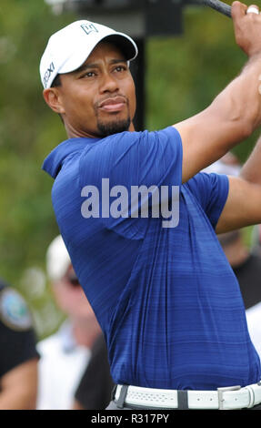 DORAL, FL - 10 mars : Tiger Woods et Phil Mickelson au cours de la première ronde de la WGC Cadillac Championship 2011- à la TPC Blue Monster au Doral Golf Resort and Spa. Une violente tempête a soufflé sur le cours causant toutes sortes de dommages, y compris le tableau de bord. le 10 mars 2011 à Doral en Floride. People : Tiger Woods Banque D'Images