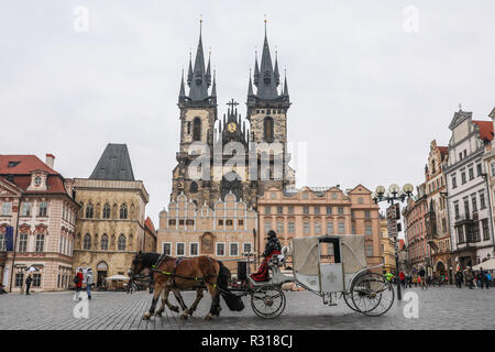 Prague, République tchèque. 20 Nov, 2018. Un chariot tiré par des chevaux passe la place de la vieille ville de Prague, capitale de la République tchèque, le 20 novembre, 2018. Une ville historique, la capitale tchèque est décoré avec de nombreux monuments médiévaux. Le long de la Voltava River, de la vieille ville, la petite ville et la nouvelle Ville ont été construits entre le 11e et 18e siècles. Le centre historique de Prague a été inclus dans la Liste du patrimoine mondial de l'UNESCO en 1992. Credit : Zheng Huansong/Xinhua/Alamy Live News Banque D'Images