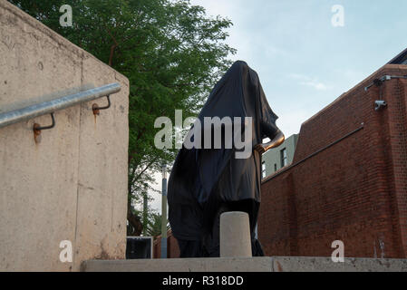 Johannesburg, Afrique du Sud, le 20 novembre, 2018. L'UNICEF célèbre la Journée mondiale des enfants en Afrique du Sud sur Constitution Hill. Pour commémorer le jour, l'organisation a allumé la vieille prison de femmes ici bleu et installé une nouvelle statue appelée 'l'espoir." La Cour constitutionnelle est situé sur Constitution Hill, où le gouvernement d'apartheid dans le passé tenu prisonniers, y compris Nelson Mandela. Credit : Eva-Lotta Jansson/Alamy Live News Banque D'Images