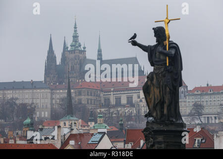 Prague, République tchèque. 20 Nov, 2018. Le château de Prague est vu à Prague, capitale de la République tchèque, le 20 novembre, 2018. Une ville historique, la capitale tchèque est décoré avec de nombreux monuments médiévaux. Le long de la Voltava River, de la vieille ville, la petite ville et la nouvelle Ville ont été construits entre le 11e et 18e siècles. Le centre historique de Prague a été inclus dans la Liste du patrimoine mondial de l'UNESCO en 1992. Credit : Zheng Huansong/Xinhua/Alamy Live News Banque D'Images