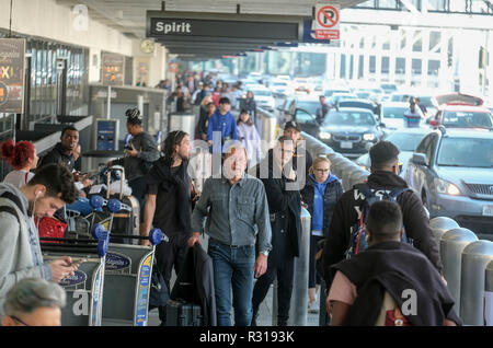 Los Angeles, USA. 20 Nov, 2018. Les touristes arrivent à l'Aéroport International de Los Angeles à Los Angeles, États-Unis, le 20 novembre, 2018. Quelque 4,2 millions de résidents va quitter la ville pour le long week-end, selon l'Automobile Club de Californie du Sud. Credit : Zhao Hanrong/Xinhua/Alamy Live News Banque D'Images