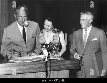 (L-r) l'acteur et réalisateur Jacques Tati, l'actrice américaine Shirley MacLaine et le directeur américain Stanley Kramer se réunira à la Rathaus Schöneberg à Berlin le 7 juin 1971 pour le livre d'or de la ville. Dans le monde d'utilisation | Banque D'Images