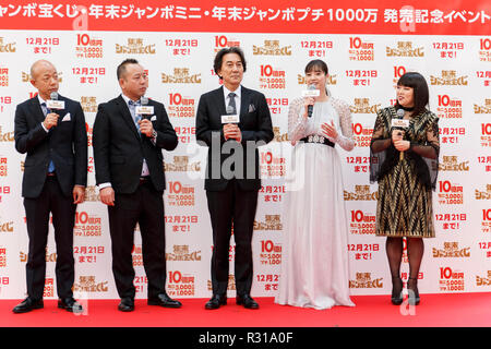 (L à R) Membres du groupe duo comique Viking (Eiji Kotoge et Mizuki Nishimura), l'acteur Koji Yakusho, actrice et humoriste Yua Shinkawa Chiemi Blouson, parler à un événement spécial au cours de la première journée de vente pour la fin de l'exercice annuel de loterie jumbo le 21 novembre 2018, Tokyo, Japon. Tôt le matin les gens alignés pour acheter leurs billets de loterie à la 1ère fenêtre ticket à Ginza, qui est bien connue pour produire des grands gagnants. Cette année, le premier prix est de 1 milliards de yens (env. US$ 8,9 millions) et chaque ticket coûte 300 yen (US$ 2,65). Les ventes de billets continuent à travers le pays jusqu'au 21 décembre. (Pho Banque D'Images