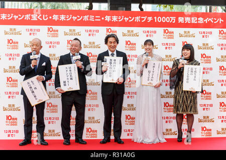 (L à R) Membres du groupe duo comique Viking (Eiji Kotoge et Mizuki Nishimura), l'acteur Koji Yakusho, actrice et humoriste Yua Shinkawa Chiemi Blouson, assister à un événement spécial au cours de la première journée de vente pour la fin de l'exercice annuel de loterie jumbo le 21 novembre 2018, Tokyo, Japon. Tôt le matin les gens alignés pour acheter leurs billets de loterie à la 1ère fenêtre ticket à Ginza, qui est bien connue pour produire des grands gagnants. Cette année, le premier prix est de 1 milliards de yens (env. US$ 8,9 millions) et chaque ticket coûte 300 yen (US$ 2,65). Les ventes de billets continuent à travers le pays jusqu'au 21 décembre. (Photo Banque D'Images