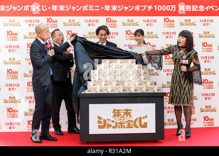 (L à R) Membres du groupe duo comique Viking (Eiji Kotoge et Mizuki Nishimura), l'acteur Koji Yakusho, actrice et humoriste Yua Shinkawa Chiemi Blouson, assister à un événement spécial au cours de la première journée de vente pour la fin de l'exercice annuel de loterie jumbo le 21 novembre 2018, Tokyo, Japon. Tôt le matin les gens alignés pour acheter leurs billets de loterie à la 1ère fenêtre ticket à Ginza, qui est bien connue pour produire des grands gagnants. Cette année, le premier prix est de 1 milliards de yens (env. US$ 8,9 millions) et chaque ticket coûte 300 yen (US$ 2,65). Les ventes de billets continuent à travers le pays jusqu'au 21 décembre. (Photo Banque D'Images