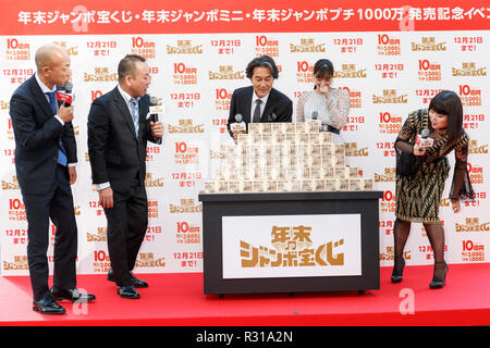 (L à R) Membres du groupe duo comique Viking (Eiji Kotoge et Mizuki Nishimura), l'acteur Koji Yakusho, actrice et humoriste Yua Shinkawa Chiemi Blouson, assister à un événement spécial au cours de la première journée de vente pour la fin de l'exercice annuel de loterie jumbo le 21 novembre 2018, Tokyo, Japon. Tôt le matin les gens alignés pour acheter leurs billets de loterie à la 1ère fenêtre ticket à Ginza, qui est bien connue pour produire des grands gagnants. Cette année, le premier prix est de 1 milliards de yens (env. US$ 8,9 millions) et chaque ticket coûte 300 yen (US$ 2,65). Les ventes de billets continuent à travers le pays jusqu'au 21 décembre. (Photo Banque D'Images