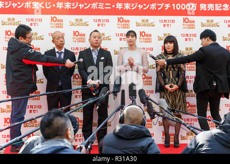 (L à R) Membres du groupe duo comique Viking (Eiji Kotoge et Mizuki Nishimura), actrice et comédienne Chiemi Yua Shinkawa Blouson, répondre aux questions des journalistes à un événement spécial au cours de la première journée de vente pour la fin de l'exercice annuel de loterie jumbo le 21 novembre 2018, Tokyo, Japon. Tôt le matin les gens alignés pour acheter leurs billets de loterie à la 1ère fenêtre ticket à Ginza, qui est bien connue pour produire des grands gagnants. Cette année, le premier prix est de 1 milliards de yens (env. US$ 8,9 millions) et chaque ticket coûte 300 yen (US$ 2,65). Les ventes de billets continuent à travers le pays jusqu'au 21 décembre Banque D'Images