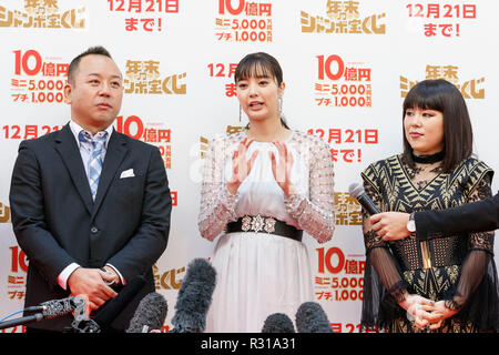 (L à R) Un membre de la groupe duo comique Viking (Mizuki Nishimura), l'actrice et humoriste Yua Shinkawa Chiemi Blouson, répondre aux questions des journalistes à un événement spécial au cours de la première journée de vente pour la fin de l'exercice annuel de loterie jumbo le 21 novembre 2018, Tokyo, Japon. Tôt le matin les gens alignés pour acheter leurs billets de loterie à la 1ère fenêtre ticket à Ginza, qui est bien connue pour produire des grands gagnants. Cette année, le premier prix est de 1 milliards de yens (env. US$ 8,9 millions) et chaque ticket coûte 300 yen (US$ 2,65). Les ventes de billets continuent à travers le pays jusqu'au 21 décembre. (Photo par Rod Banque D'Images