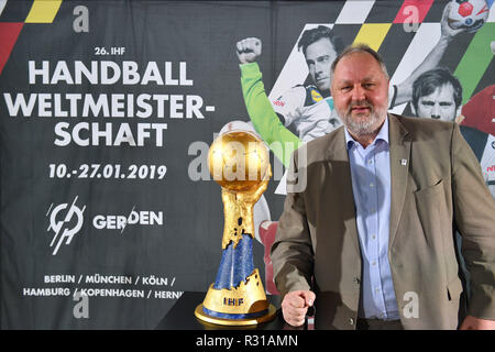 Munich, Allemagne. 21 Nov, 2018. Andreas Michelmann, Président de la Fédération allemande de Handball, qui posent avec le trophée de la Coupe du Monde de l'IHF, CUP, Trophée. Conférence de presse "50 jours pour la Coupe du Monde de Handball 2019' sur 21.11.2018 à Munich. Utilisation dans le monde entier | Credit : dpa/Alamy Live News Banque D'Images