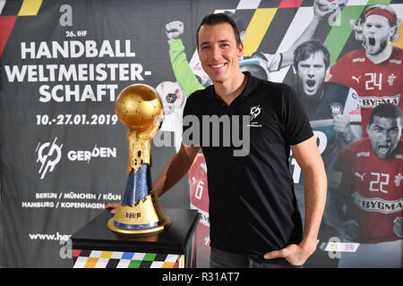 Munich, Allemagne. 21 Nov, 2018. Dominik Klein, Champion du Monde 2007 et à la Coupe du monde l'Ambassadeur Muenchen pose avec le trophée de la Coupe du Monde de l'IHF, CUP, Trophée. Conférence de presse "50 jours pour la Coupe du Monde de Handball 2019' sur 21.11.2018 à Munich. Utilisation dans le monde entier | Credit : dpa/Alamy Live News Banque D'Images