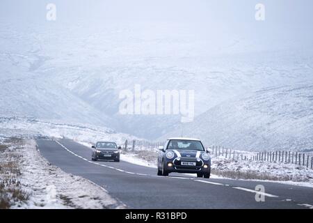 Snake Pass, Derbyshire. 21 Nov 2018. UK : météo neige sur le sommet du col de serpent dans le Derbyshire le mercredi, Novembre 21, 2018. Il n'est certaines parties du Royaume-Uni ont été frappés par un front froid qui a apporté de la neige à certains endroits du pays. Crédit : Christopher Middleton/Alamy Live News Banque D'Images