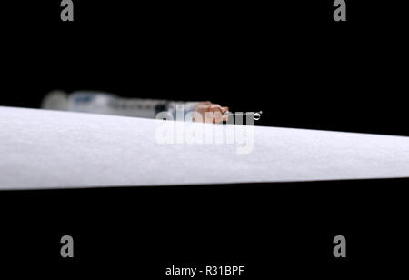 ILLUSTRATION - 21 novembre 2018, la Bavière, Würzburg : Une seringue jetable est allongé sur une table. Les vaccins contre la grippe sont de plus en plus rares dans de nombreuses régions de l'Allemagne. Photo : Karl-Josef Opim/dpa Banque D'Images