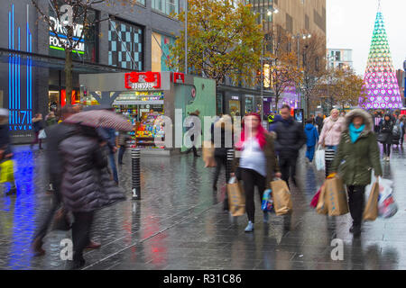 Centre-ville magasins, magasins et magasins de Noël à Liverpool One, Merseyside. Novembre 2018. Météo au Royaume-Uni : humide, froid, terne et couvert, le quartier de la ville, avec ses décorations de Noël et ses arbres, se prépare à l'un des jours les plus chargés de l'année, alors que le compte à rebours du Vendredi fou commence. Banque D'Images