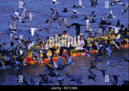 Phnom Penh, Cambodge. 21 novembre, 2018. Phnom Penh fête Bon Om Touk, le Festival de l'eau, avec la course de bateaux-dragons sur la rivière Tonle Sap, vue obscurcie en raison de troupeau de pigeons. crédit : Kraig Lieb / Alamy Live News Banque D'Images