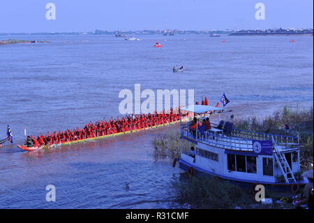 Phnom Penh, Cambodge. 21 novembre 2018. Phnom Penh célèbre bon Om Touk, le Festival cambodgien de l'eau, avec courses de longboat au confluent du Mékong et du Tonle SAP. Crédit : Kraig Lieb / Alay Live News Banque D'Images