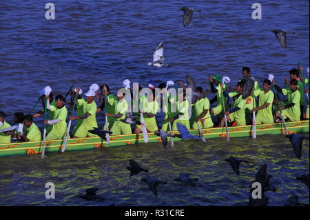 Phnom Penh, Cambodge. 21 novembre, 2018. Phnom Penh fête Bon Om Touk, le Festival de l'eau, avec la course de bateaux-dragons sur la rivière Tonle Sap, vue obscurcie en raison de troupeau de pigeons. crédit : Kraig Lieb / Alamy Live News Banque D'Images