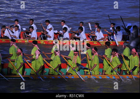 Phnom Penh, Cambodge. 21 novembre, 2018. Phnom Penh fête Bon Om Touk, le Festival de l'eau, avec la course de bateaux-dragons sur la rivière Tonle Sap. crédit : Kraig Lieb / Alamy Live News Banque D'Images