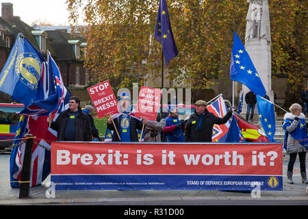 Londres, Royaume-Uni. 21 novembre, 2018. Steve Bray se distingue avec des militants anti-Brexit de SODEM (Stand de Défi Mouvement européen) qui protestaient en face du Parlement le jour où le premier ministre Theresa May est prévu de se rendre à Bruxelles pour assister à des entretiens avec Jean-Claude Juncker, président de la Commission européenne, concernant une déclaration politique d'accompagner l'accord de retrait. Credit : Mark Kerrison/Alamy Live News Banque D'Images