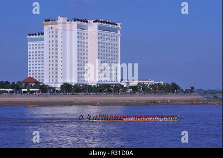 Phnom Penh, Cambodge. 21 novembre, 2018. Phnom Penh fête Bon Om Touk, le Festival de l'eau, avec la course de bateaux-dragons sur la rivière Tonle Sap, près de l'hôtel Sokha. crédit : Kraig Lieb / Alamy Live News Banque D'Images