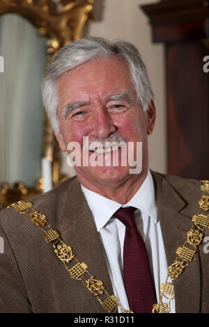 Chichester, West Sussex, UK. Maire de Chichester, Cllr Martyn Bell en photo avec sa nouvelle moustache qu'il participe à cette ans campagne Movember pour recueillir des fonds et de sensibilisation Movember, cancer de la Prostate Cancer Research UK et UK. Le mercredi 21 novembre 2018 Crédit : Sam Stephenson/Alamy Live News Banque D'Images