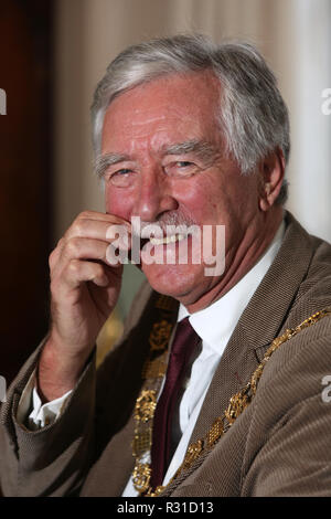 Chichester, West Sussex, UK. Maire de Chichester, Cllr Martyn Bell en photo avec sa nouvelle moustache qu'il participe à cette ans campagne Movember pour recueillir des fonds et de sensibilisation Movember, cancer de la Prostate Cancer Research UK et UK. Le mercredi 21 novembre 2018 Crédit : Sam Stephenson/Alamy Live News Banque D'Images